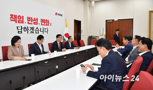 국민의힘 송언석 원내대표와 3선 의원들이 18일 오전 서울 여의도 국회에서 열린 의원 간담회에서 대화를 나누고 있다. [사진=곽영래 기자]