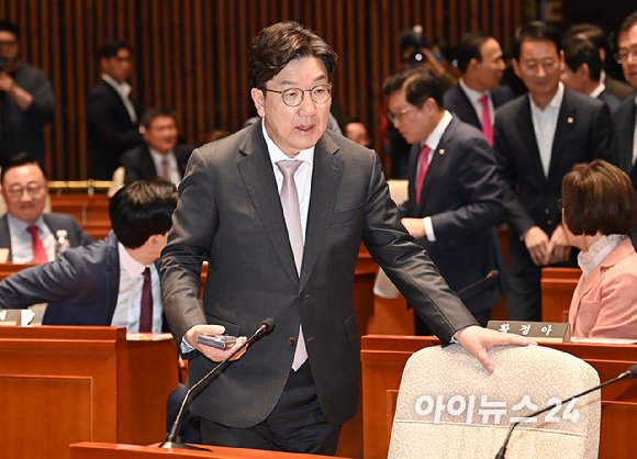 권성동 국민의힘 원내대표가 7일 오후 서울 여의도 국회에서 열린 의원총회에 참석하고 있다. [사진=곽영래 기자]
