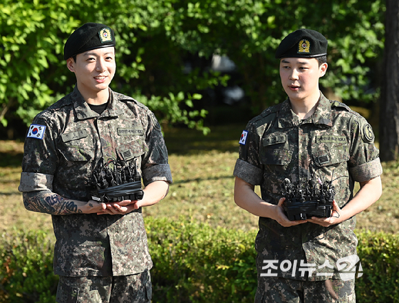 그룹 방탄소년단(BTS) 지민, 정국이 육군 현역으로 군 복무를 마치고 만기 전역했다.11일 오전 경기 연천군 연천공설운동장에서 진행된 전역 행사에서 방탄소년단 지민, 정국이 전역 소감을 밝히고 있다. [사진=곽영래 기자]