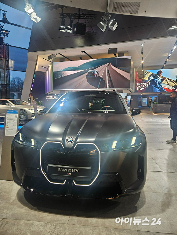 BMW 벨트 전시장 내부에 전시된 차세대 전기차 플랫폼 '노이에 클라쎄' [사진=설재윤 기자]