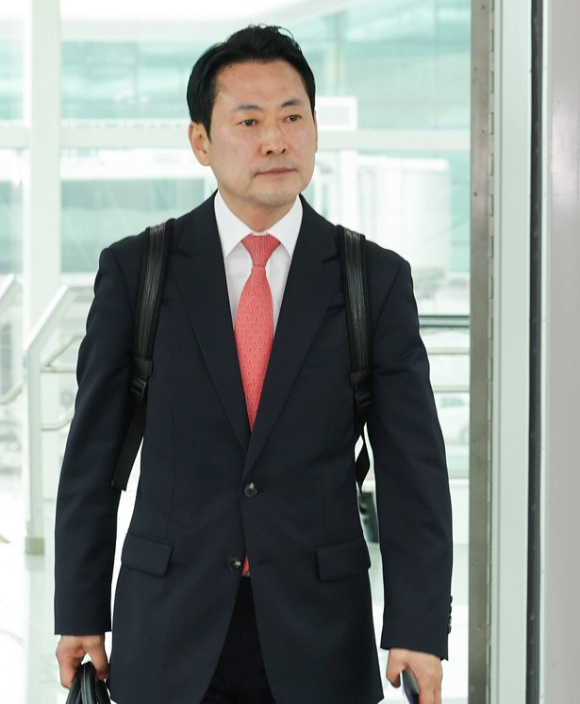 더불어민주당 '착!붙 공약 프로젝트' 단장인 김태년 의원(왼쪽 세 번째)이 14일 국회에서 열린 '착!붙 공약 프로젝트' 6&middot;7호 공약 발표 행사에서 공약을 설명하고 있다. 2026.4.14 [사진=연합뉴스]