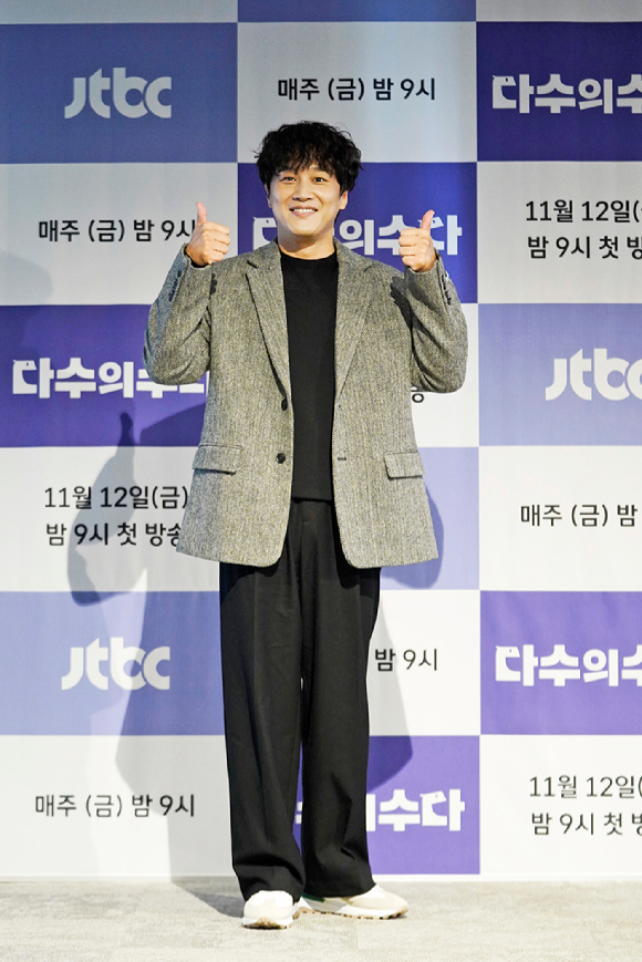 유희열과 차태현이 11일 JTBC '다수의 수다' 제작발표회에 참석해 포즈를 취하고 있다. [사진=JTBC]