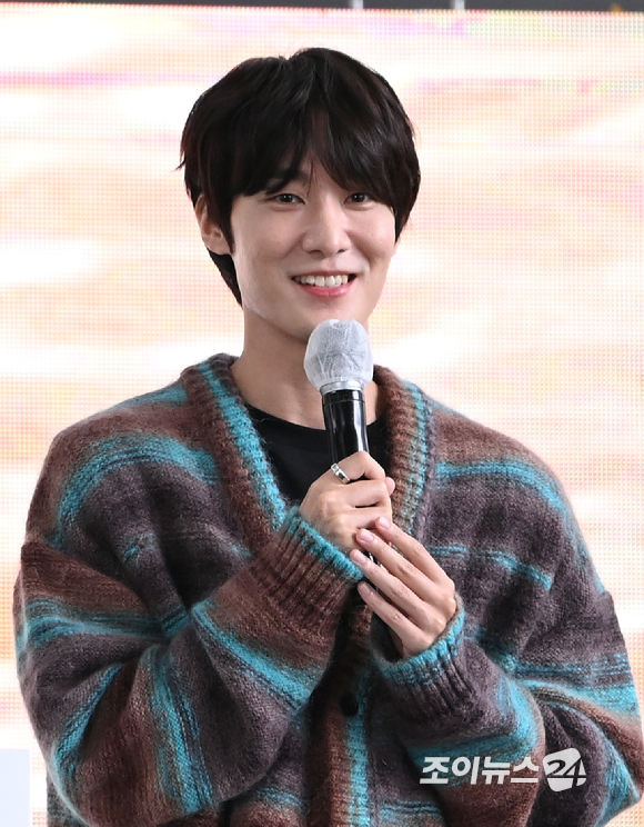 배우 장률이 8일 오후 부산 해운대구 우동 영화의전당에서 진행된 제26회 부산국제영화제(BIFF) 넷플릭스 오리지널 드라마 '마이 네임' 오픈토크에서 인사말을 하고 있다.