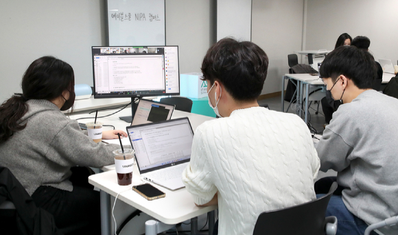 에이블스쿨 2기 교육생들이 실전형 프로젝트에 참여하고 있다. [사진=KT]