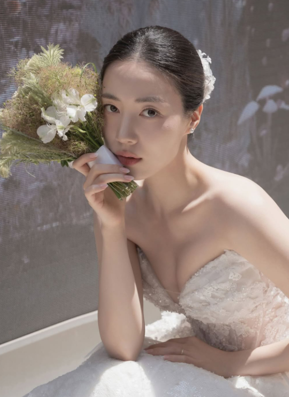 티아라 출신 류화영이 웨딩화보를 공개했다. [사진=류화영 인스타그램 ]