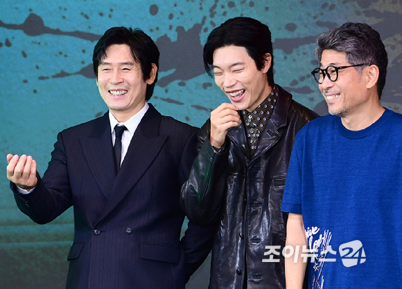 배우 설경구-류준열-김홍선 감독-배우 이규형이 20일 오전 서울 마포구 호텔 나루 서울 엠갤러리에서 열린 넷플릭스 시리즈 '들쥐' 제작발표회에 참석하고 있다. [사진=정소희 기자]