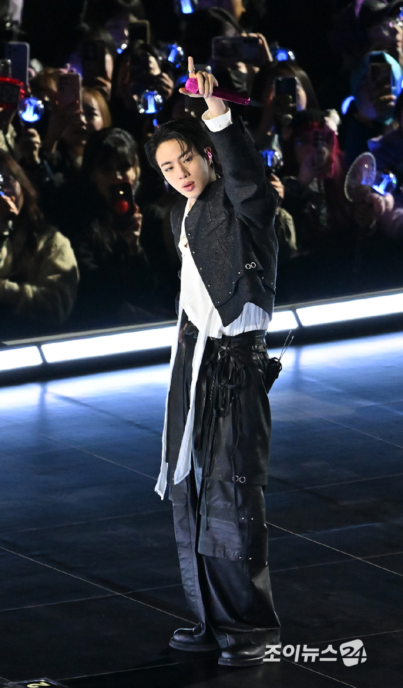 방탄소년단(BTS)이 21일 오후 서울 광화문 광장에서 정규 5집 '아리랑(ARIRANG)' 앨범 발매를 기념해 컴백 무대를 선보이고 있다. [사진=사진공동취재단]