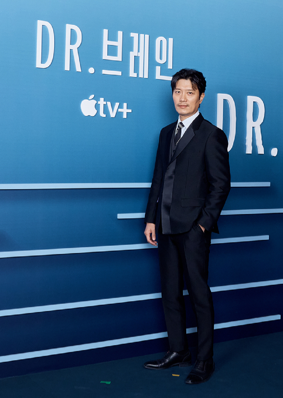 김지운 감독, 배우 이선균, 이유영, 박희순, 서지혜, 이재원이 3일 온라인으로 진행된 Apple 오리지널 시리즈 'Dr. 브레인' 프레스 컨퍼런스에 참석해 포즈를 취하고 있다. [사진=Apple TV+]