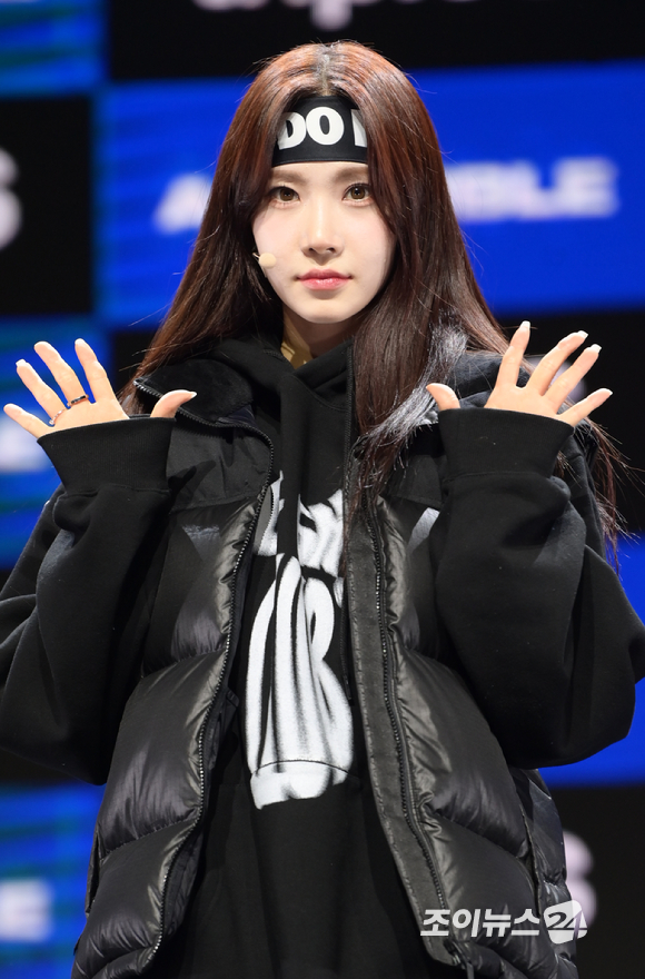 그룹 트리플에스 김나경이 13일 오후 서울 용산구 한남동 블루스퀘어 마스터카드홀에서 열린 트리플에스(tripleS) 10인조 디멘션 첫 앨범 '어셈블(ASSEMBLE)' 발매 쇼케이스에 참석하고 있다. [사진=정소희 기자]
