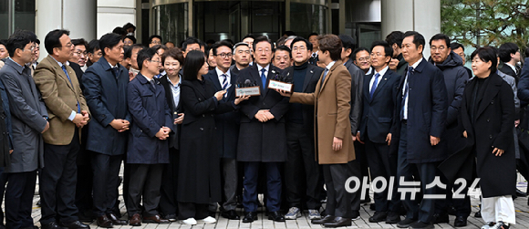 이재명 더불어민주당 대표가 25일 서울 서초구 중앙지방법원에서 위증교사 혐의 재판 1심 선고 무죄 판결을 받은 후 법원을 떠나고 있다. [사진=사진공동취재단]