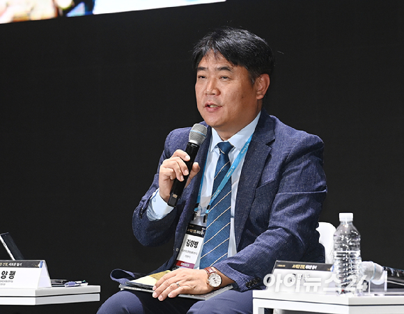 종합경제미디어 아이뉴스24의 대표 지식 컨퍼런스 '아이포럼 2026'이 22일 서울 용산구 서울드래곤시티 한라홀에서 'AI 패권 전쟁, 새로운 질서: AI 3대 강국, 대한민국의 현재와 미래'를 주제로 열린 가운데 좌장을 맡은 김양팽 산업연구원 경제안보통상연구실 전문연구원이 명석주 SK하이닉스 AI Infra / HBM Marketing 팀장과 강경수 카운터포인트리서치 연구위원, 리서치 디렉터와 패널 토론을 진행하고 있다. [사진=곽영래 기자]