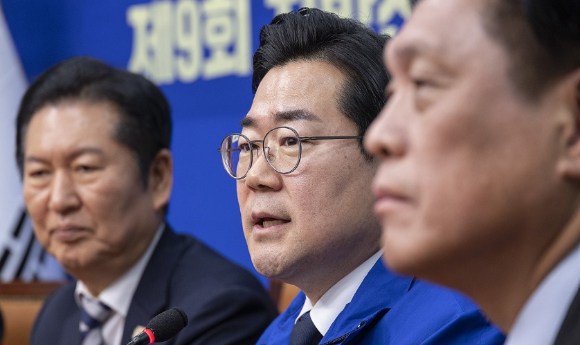 더불어민주당 박찬대 의원이 4일 국회에서 열린 중앙당 공천관리위원회 지방 선거 후보 공천 심사 결과 발표 회견에서 인천시장 후보로 결정된 뒤 소감을 말하고 있다. [사진=연합뉴스]