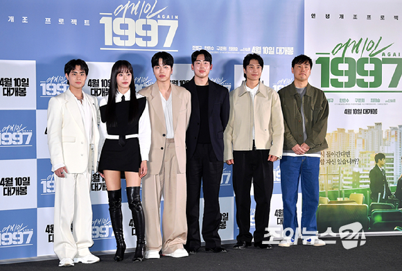 배우 조병규, 한은수, 구준회, 최희승, 김다현, 신승훈 감독이 1일 오후 서울 CGV 용산아이파크몰에서 열린 영화 '어게인 1997' 언론시사회에서 하고 있다. [사진=곽영래 기자]