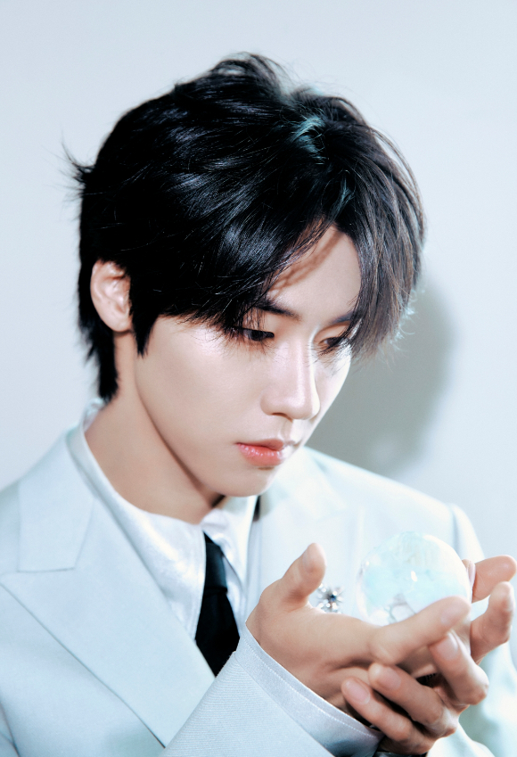 엔플라잉(이승협, 차훈, 김재현, 유회승, 서동성) 정규 2집 'Everlasting'(에버래스팅) Ever 버전 단체 재킷 포스터 [사진=FNC엔터테인먼트]
