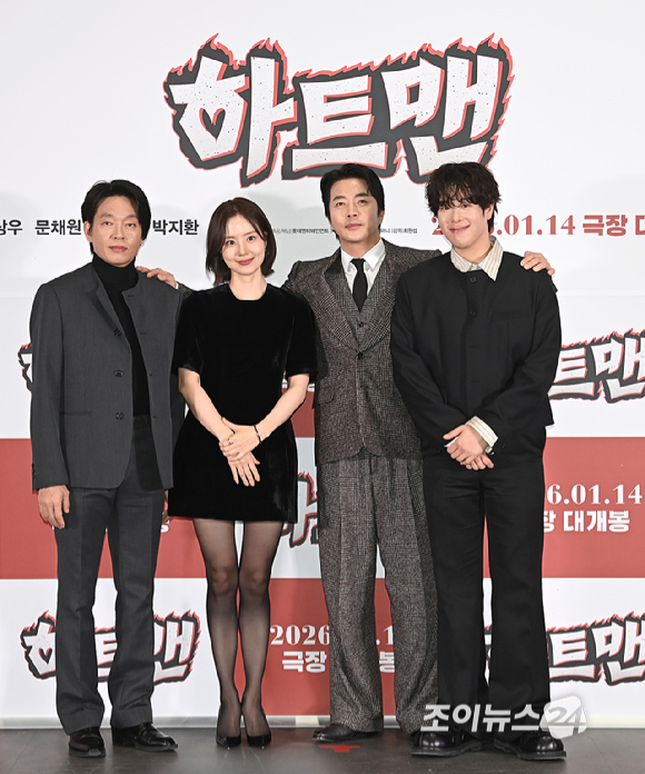 배우 박지환, 문채원, 권상우, 표지훈이 8일 오후 서울 송파구 신천동&nbsp;롯데시네마 월드타워점에서 열린 영화 '하트맨' 시사회에서 포토타임을 갖고 있다. [사진=곽영래 기자]