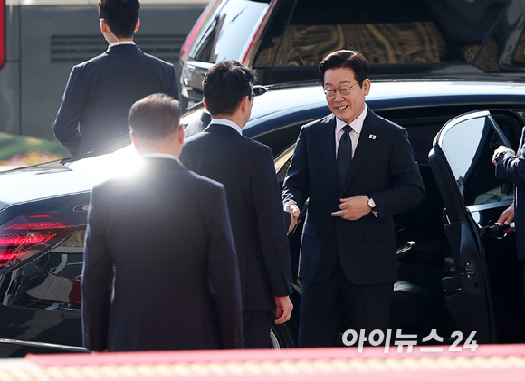 이재명 대통령이 4일 오전 서울 여의도 국회에서 열린 2026년도 예산안 및 기금운용계획안 대통령 시정연설 참석을 위해 이동하고 있다. [사진=국회사진기자단]