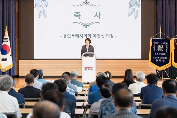 유진선 용인특례시의회 의장이 지난 10일 농촌지도자용인시연합회 한마음교육에 참석해 축사를 하고 있다. [사진=용인특례시의회]