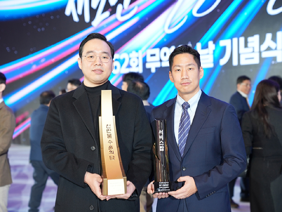 이강민 데이원컴퍼니 대표(우측), 김동혁 데이원컴퍼니 콜로소 및 글로벌 부문 총괄 대표. [사진=데이원컴퍼니]