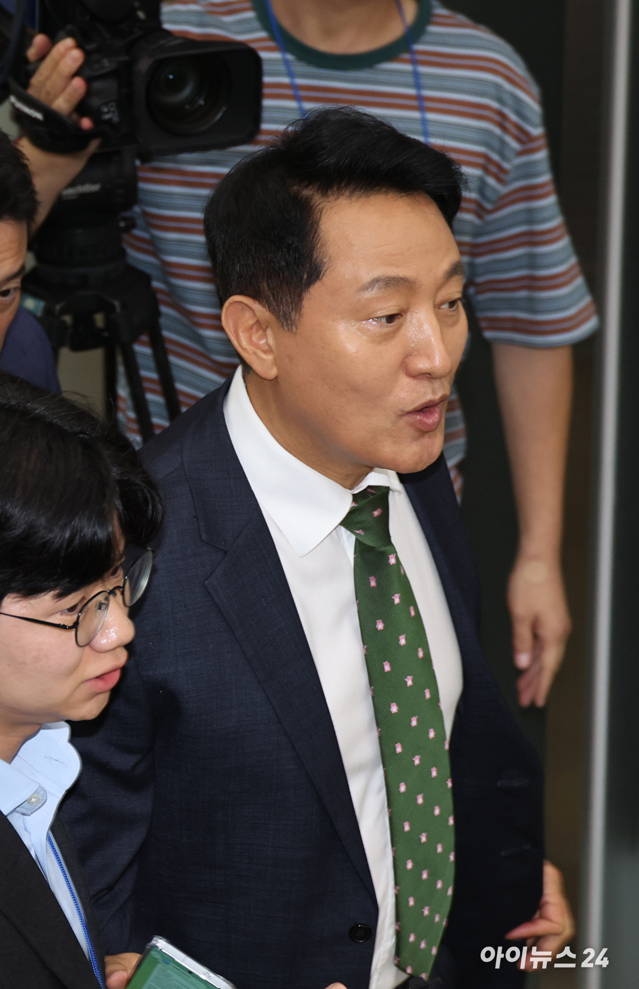 정치 브로커 명태균씨로부터 여론조사를 받고 후원자를 통해 비용을 대납하게 한 혐의로 기소된 오세훈 서울시장이 22일 오후 서울 서초구 서울중앙지법에서 열린 공판에 출석하고 있다. [사진=사진공동취재단 ]