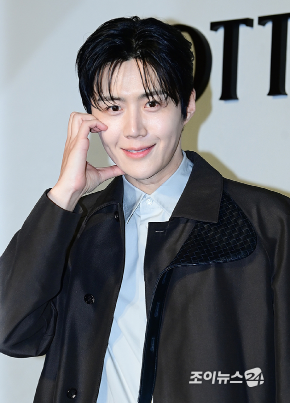 배우 김선호가 28일 오후 서울 성동구 성수동 에스팩토리D동에서 열린 보테가 베네타 2026 여름 프라이빗 뷰 포토콜 행사에 참석하고 있다. [사진=정소희 기자]