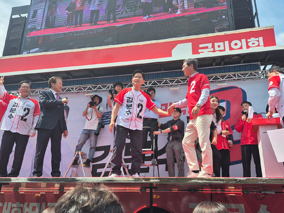 김문수 국민의힘 대선 후보가 26일 오전 경기도 안성 중앙시장에서 열린 집중유세에서 손학규 전 경기지사 등과 함께 지지를 호소하고 있다. [사진=유범열 기자]