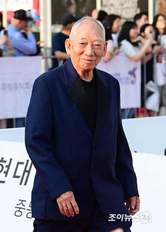 원화평 감독이 2일 경기도 부천시 원미구 부천시청 잔디광장에서 진행된 제30회 부천국제판타스틱영화제(BIFAN) 레드카펫 행사에 참석하고 있다. [사진=정소희 기자]