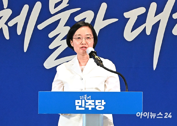 한성숙 국무총리가 3일 서울 용산구 서울드래곤시티에서 열린 '22대 후반기 국회 대비 더불어민주당 국회의원 워크숍'에서 인사말을 하고 있다. [사진=곽영래 기자]
