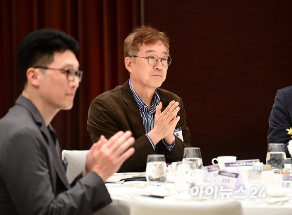 인터넷종합지 아이뉴스24와 기업&middot;정책 전문가들이 한자리에 모여 AI 기술 동향과 산업 협력의 방향을 함께 논의하는 'K-AI 이노베이터' 조찬모임이 14일 오전 서울 용산구 한남동 그랜드하얏트서울에서 열렸다. 이창호 아이뉴스24 대표가 참석하고 있다. [사진=정소희 기자]