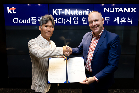 명제훈 KT 엔터프라이즈부문 서비스프로덕트본부장(왼쪽)과 제이 투세스(Jay tuseth) 뉴타닉스 APJ(아시아태평양) 총괄 부사장이 기념 사진을 촬영하는 모습. [사진=KT]
