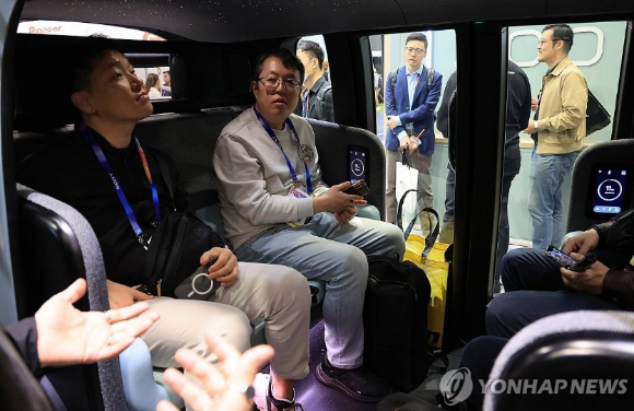 CES 2025 개막 사흘째인 9일(현지시간) 미국 네바다주 라스베이거스 컨벤션센터 웨스트홀에 마련된 아마존 자회사 죽스(ZOOX) 전시관에 4인승 로보택시 죽스를 관람객이 살피고 있다. [사진=연합뉴스]