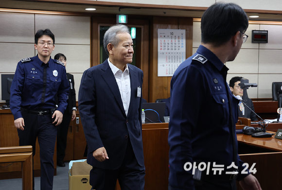12·3 비상계엄 관련 언론사 단전·단수를 지시한 혐의로 구속기소 된 이상민 전 행정안전부 장관이 17일 오전 서울 서초구 서울중앙지방법원에서 열린 첫 공판에 출석하고 있다. [사진=사진공동취재단]