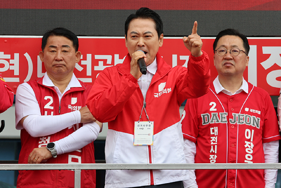 6ㆍ3 지방선거 및 재보선 공식 선거운동 첫날인 21일 국민의힘 장동혁 상임선거대책위원장이 대전 동구 대전역 서광장에서 이장우 대전시장 후보 지지 발언을 하고 있다. 2026.5.21 [사진=연합뉴스]