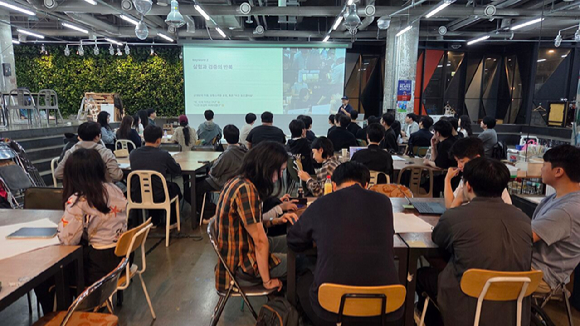 지난 20일 스마일게이트 캠퍼스에서 '인디게임 프로토타이핑 챌린지' 수료식이 진행되고 있다. [사진=스마일게이트]
