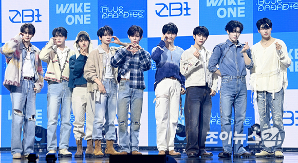 그룹 제로베이스원(ZEROBASEONE)이 24일 오후 서울 용산구 블루스퀘어에서 열린 미니 5집 '블루 파라다이스(BLUE PARADISE)' 발매 기념 쇼케이스에서 포토타임을 갖고 있다. [사진=곽영래 기자]