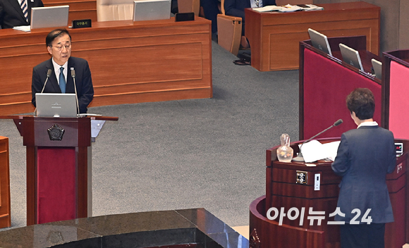 김윤덕 국토교통부 장관이 17일 서울 여의도 국회에서 열린 본회의에서 경제 분야 관련 대정부질문에서 질의에 답변하고 있다. [사진=곽영래 기자]