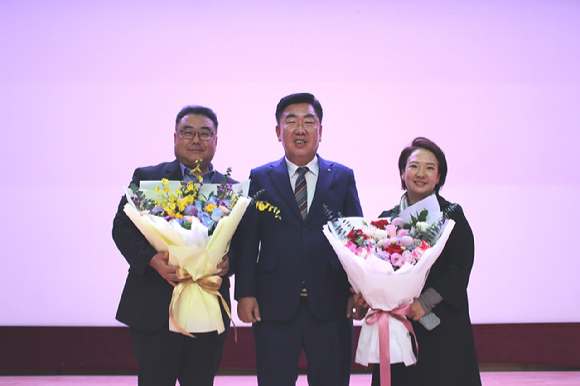 깨끗한나라 최현수 대표이사(우측에서 첫 번째)가 '청주시 자연보전 유공 표창'을 수상했다. [사진=깨끗한나라]