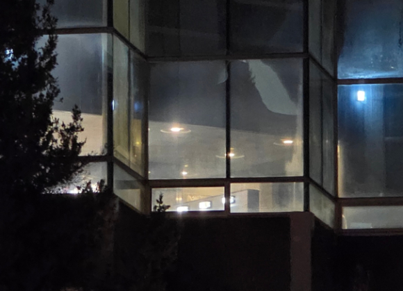 경북의 한 대형 호텔 여성 사우나가 외부에서 들여다보이는 상태로 운영돼 논란이 됐다. 사진은 해당 호텔 여자 탈의실. [사진=온라인 커뮤니티]