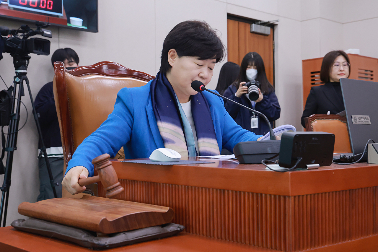 8일 국회에서 열린 법제사법위원회 전체회의에서 위원장인 더불어민주당 서영교 의원이 청원 심사기간 연장 요구의 건을 상정하고 있다. 2026.4.8 [사진=연합뉴스]