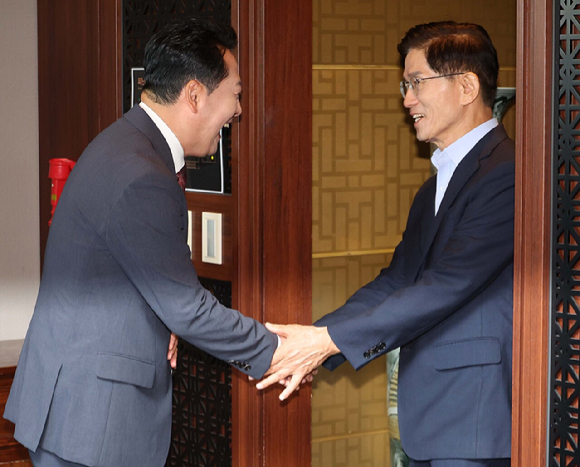 6&middot;3 지방선거 경기도지사에 도전하는 함진규 전 한국도로공사 사장과 국민의힘 양향자 최고위원이 10일 서울 영등포구 여의도 국민의힘 중앙당사에서 열린 광역단체장 후보 면접을 마치고 취재진 질문에 답하고 있다. 2026.3.10 [사진=연합뉴스]