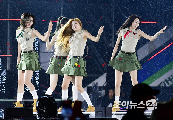 그룹 있지(ITZY)가 11일 오후 서울월드컵경기장에서 열린 '2023 새만금 세계스카우트 잼버리 K팝 슈퍼 라이브'에서 멋진 무대를 선보이고 있다. [사진=한국온라인사진기자협회 공동취재단]