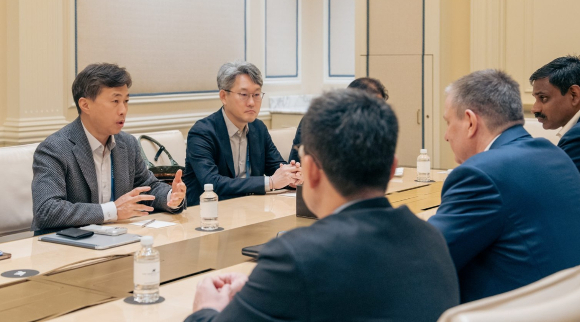 곽노정 대표이사 사장(가장 왼쪽)이 소재 &middot; 장비 협력사인 머크사와 협력 방안을 논의하고 있다. [사진=SK하이닉스]