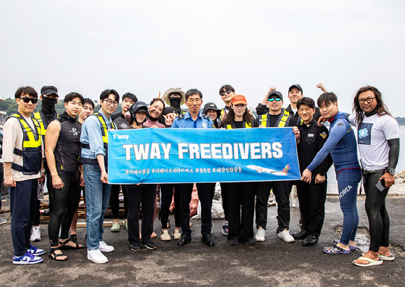 지난 31일 티웨이항공이 제주도 서귀포항 해안가에서 해양 정화 활동을 진행했다. [사진=티웨이항공]