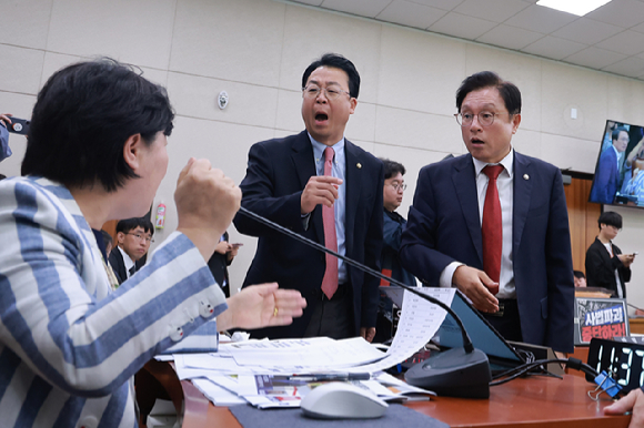6일 국회 법제사법위원회에서 열린 대법원 등에 대한 국정감사에서 야당 간사인 국민의힘 박형수 의원과 같은 당 곽규택 의원이 위원장인 더불어민주당 서영교 의원에게 국민의힘 김태규 의원에 대한 발언권 정지와 관련해 항의하고 있다. 2026.10.6 [사진=연합뉴스]