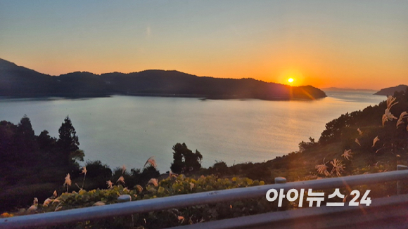 한국형발사체 누리호가 25일 오후 고흥 나로우주센터 제2발사대에 기립했다. 우주로 'GO!'만 기다리고 있다. 별 문제가 없다면 27일 새벽 1시 전후로 발사한다. [사진=우주청]