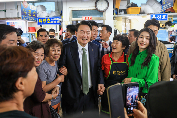 유엔총회 참석차 미국을 방문한 윤석열 대통령과 부인 김건희 여사가 18일(현지시간) 뉴욕 JFK 국제공항에 도착해 공군 1호기에서 내리고 있다. 2023.09.19. [사진=대통령실]
