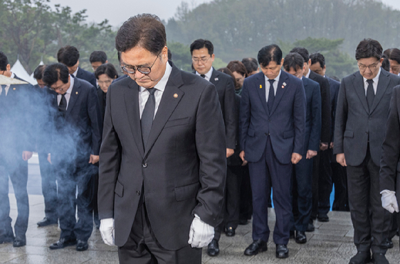 우원식 국회의장과 원내 교섭단체 대표, 국회 사무처 관계자들이 19일 오전 제65주년 4&middot;19혁명 기념일을 맞이해 서울 강북구 국립 4&middot;19민주묘지를 찾아 참배하고 있다. [사진=연합뉴스]