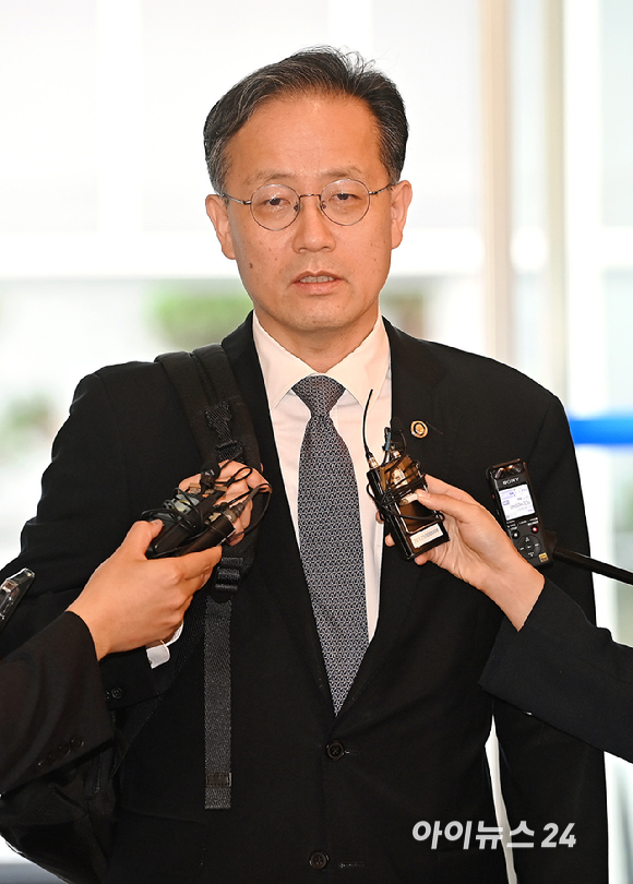 이형일 부총리 겸 재정경제부 장관 후보자가 3일 오전 서울 중구 예금보험공사에 마련된 인사 청문회 준비 사무실로 출근하고 있다. [사진=곽영래 기자]