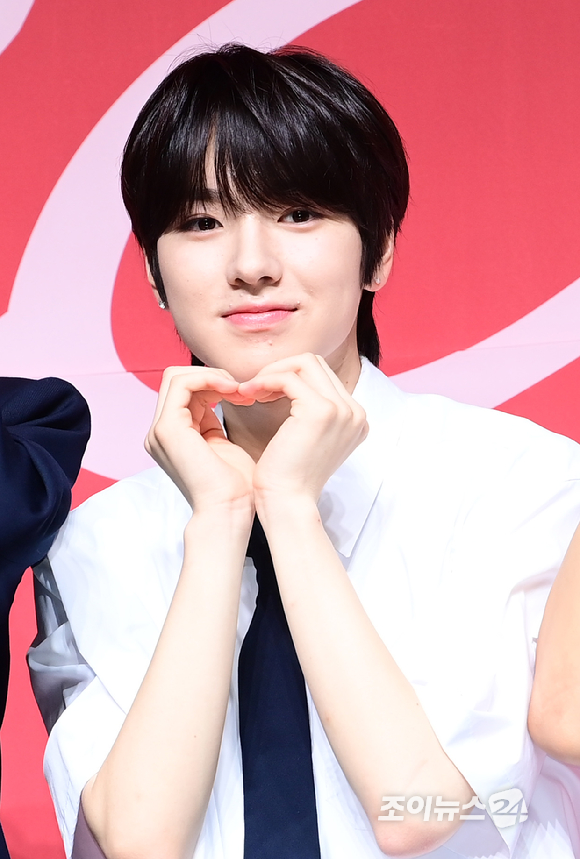 그룹 NCT WISH(NCT 위시) 사쿠야가 24일 오후 서울 한남동 블루스퀘어에서 열린 첫 번째 미니앨범 'Steady(스테디)' 발매 기념 쇼케이스에 참석해 타이틀 곡 '스테디' 무대를 선보이고 있다. [사진=정소희 기자]