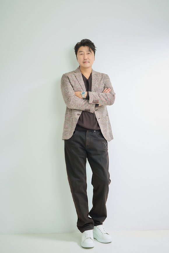 배우 송강호가 영화 '거미집'(감독 김지운) 인터뷰에 앞서 포즈를 취하고 있다. [사진=바른손이앤에이]