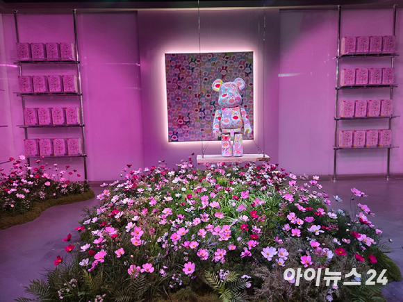 노부키 히즈메가 오트 쿠튀르 기법으로 완성한 아방가르드 모자를 얹은 베어브릭이 전시된 공간. [사진=MCM]